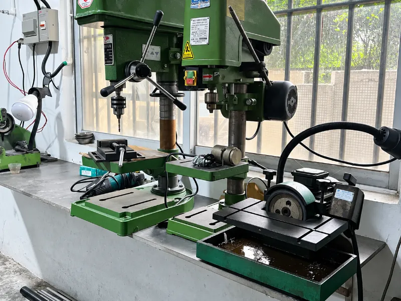 Bench drilling and milling station in the tool room