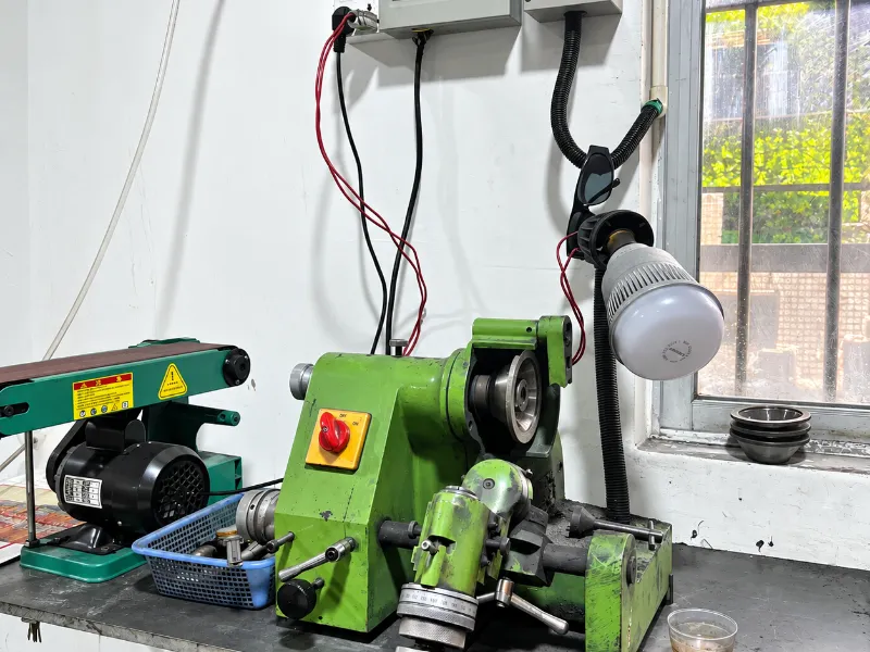 Tool grinding machine for cutter preparation